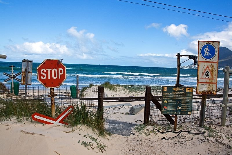 I found this little railway crossing for pedestrians and I had a look.