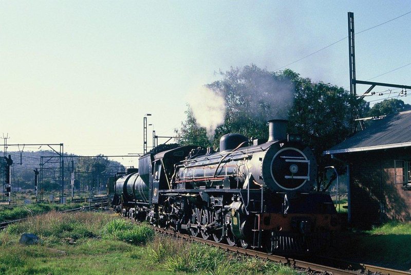 3334 takes on the branch line to Magaliesburg at Hercules. This was the start of the branch line. In the background is the main line to the North and Hercules station to the far right out of sight. The FOTR current site is to the right. This cabin still exists for the shunters.