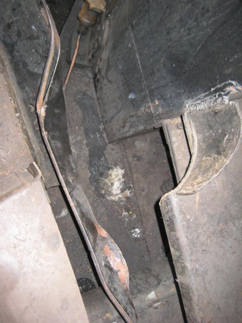 The gap between the footplate and tender