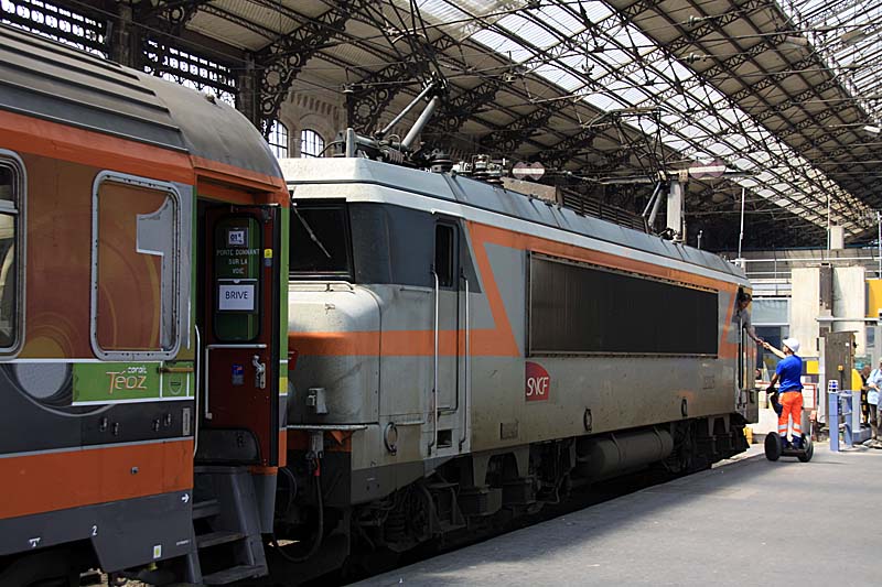 The electric locomotive at the Paris buffers