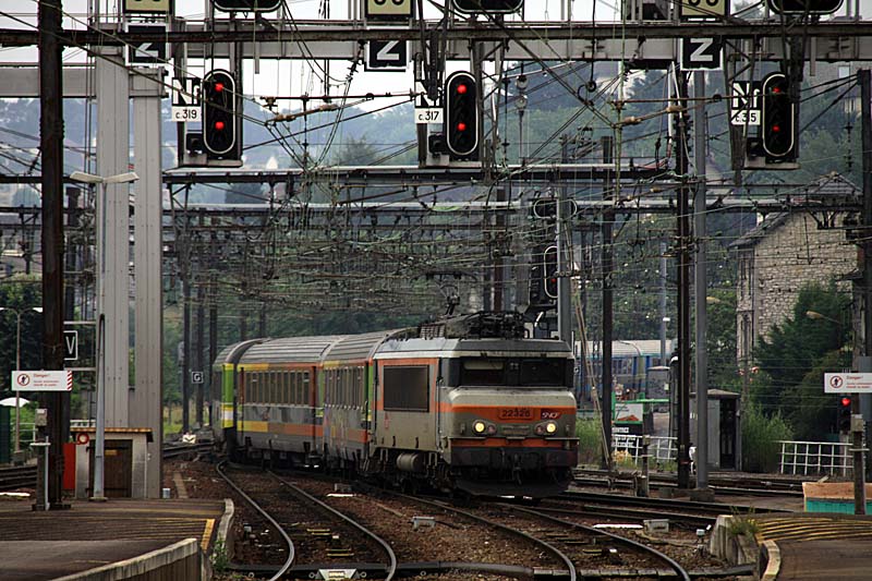 Mainline train arriving at Cahors while we waited.