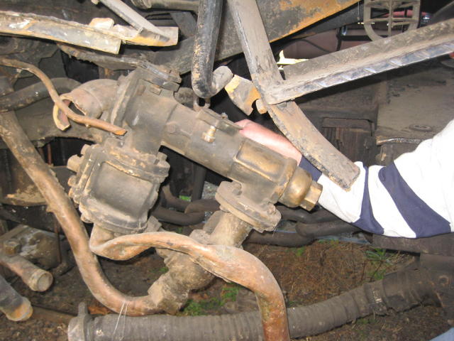 The injector itself is apparently not damaged but the pipework is a mess