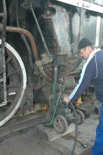 Les Weideman operates the air jack.