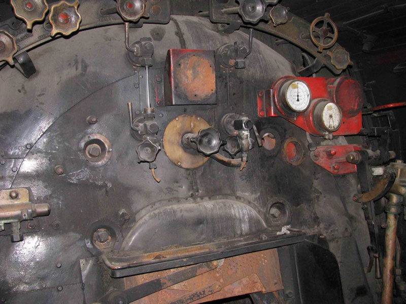 The cab, as you can see all the guages except for the vacuum guages are gone with the piping. The fill-glass is also broken.