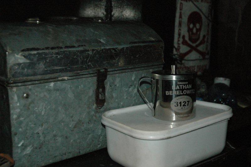 Blik, stainless steel Beker and plastic food box! Footplate necessities