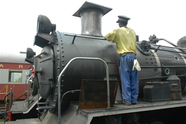 The smokestack still to be done, we see how smart Joanna is looking. The 24 class had her smokebox door replaced and now the final coats of heat-resistant black mixed with sliver powder is applied.