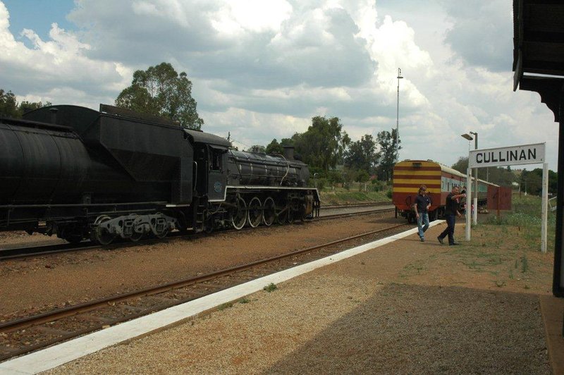 The driver and pilot take a moment from the cab, to have a leg stretch on the platform. The 19D is at rest, awaiting her time to move forward and couple onto the load. Cullinan dozes