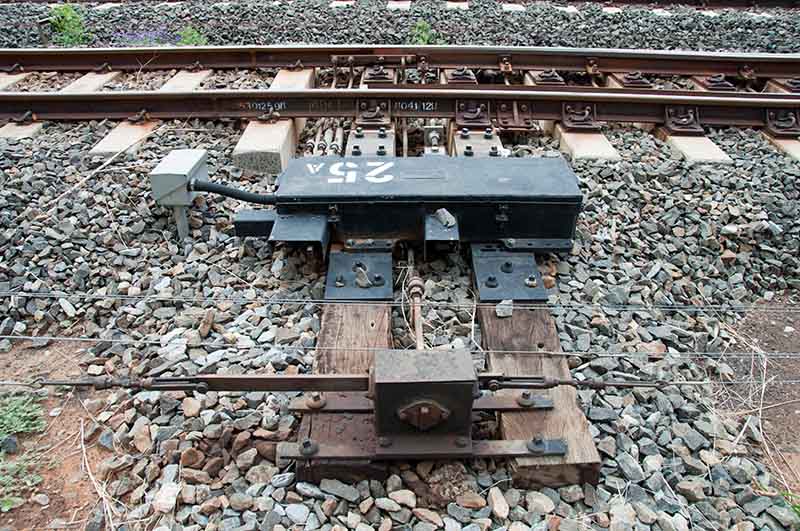 Electric point motor controlled by levers in frame