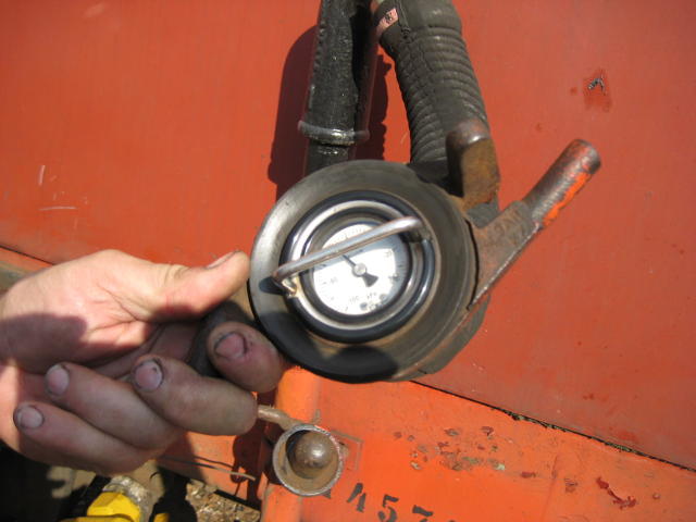 Steve S does the brake test at the rear of the train in Cullinan. The small vacuum gauge can be seen at the end of the vacuum pipe.