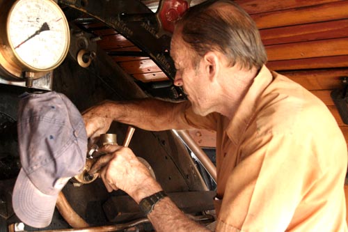 Robert fits the gauge column cocks to 3117<br /><br />Photo by Miemie Wolmarans 26/01/08