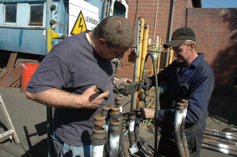 There is a special fitting made to test the elements with water pressure. Gaby and Spikkles prepare it for the next set to be tested