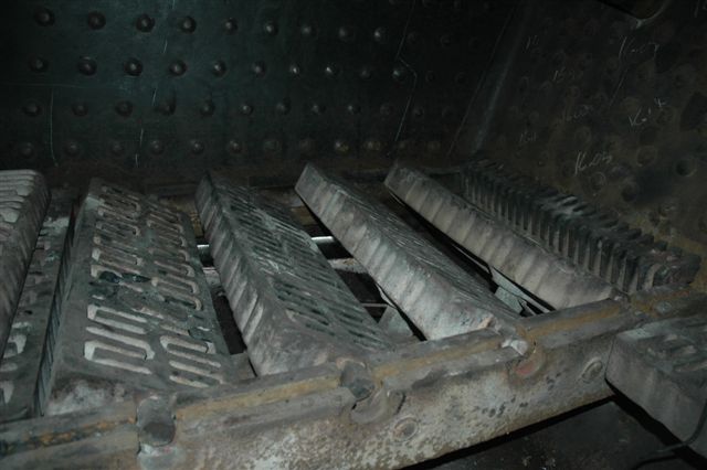 Success, a beautiful gap revealed, as the firebars open correctly. Soon live coals will be shaken up on this bed.