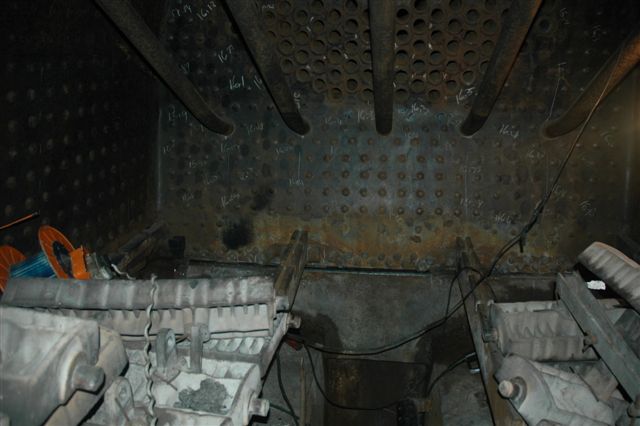 Viewed from inside the 15F firebox, the confusing mess of loose firegrates await fitting, but first the various open spaces in the ashpan must be closed to avoide live coals falling out.