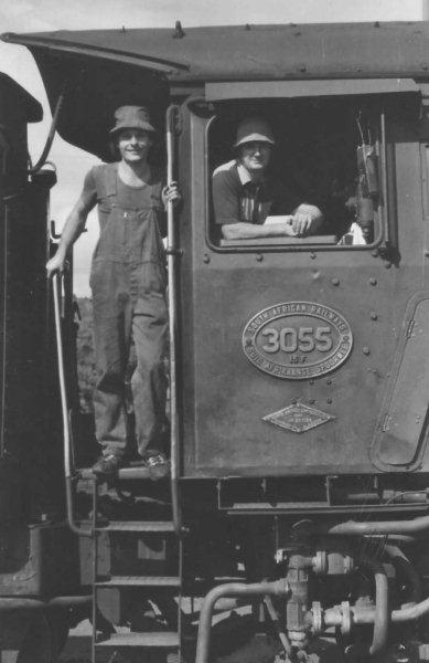 4 yard shunt down near the Pretoria  West yards on  a lazy Saturday afternoon in 1980. Myself and driver Venter.