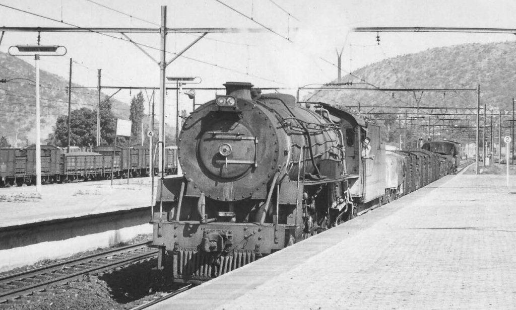 Northbound through Pretoria North is 2849, a 15CA. This station still sees steam workings with the FOTR "TSHWANE XPLORER" trains. 5 April, 1972