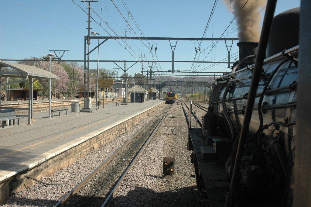 The shunt signal is at "45" to proceed, whilst a curious Metro set approaches at Hercules.