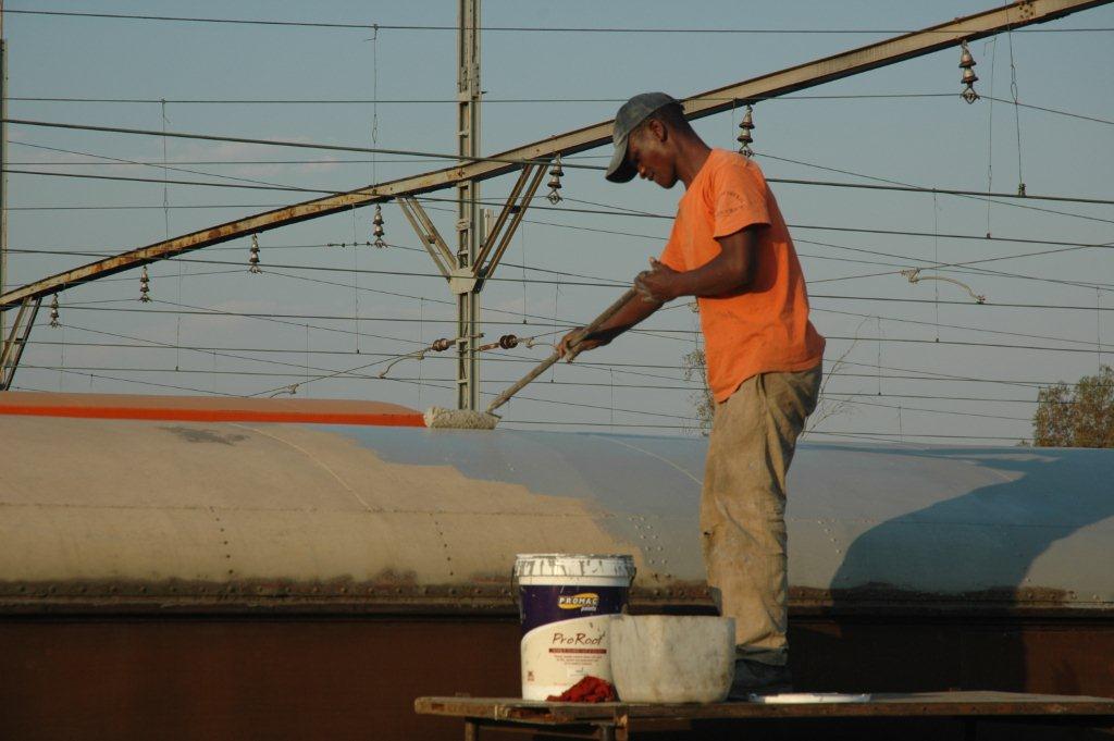 Our new man on the site, Chris, is creatively applying the wonderful PROMAC roof paint to our rake of coaches. PROMAC in Pretoria kindly sponsored this product and the red and grey for the entire coaching set. Wonderful to have such generous sponsorship.
