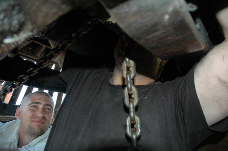 Whilst Gabor gets to grips with the chain block, Phillip watches intently.