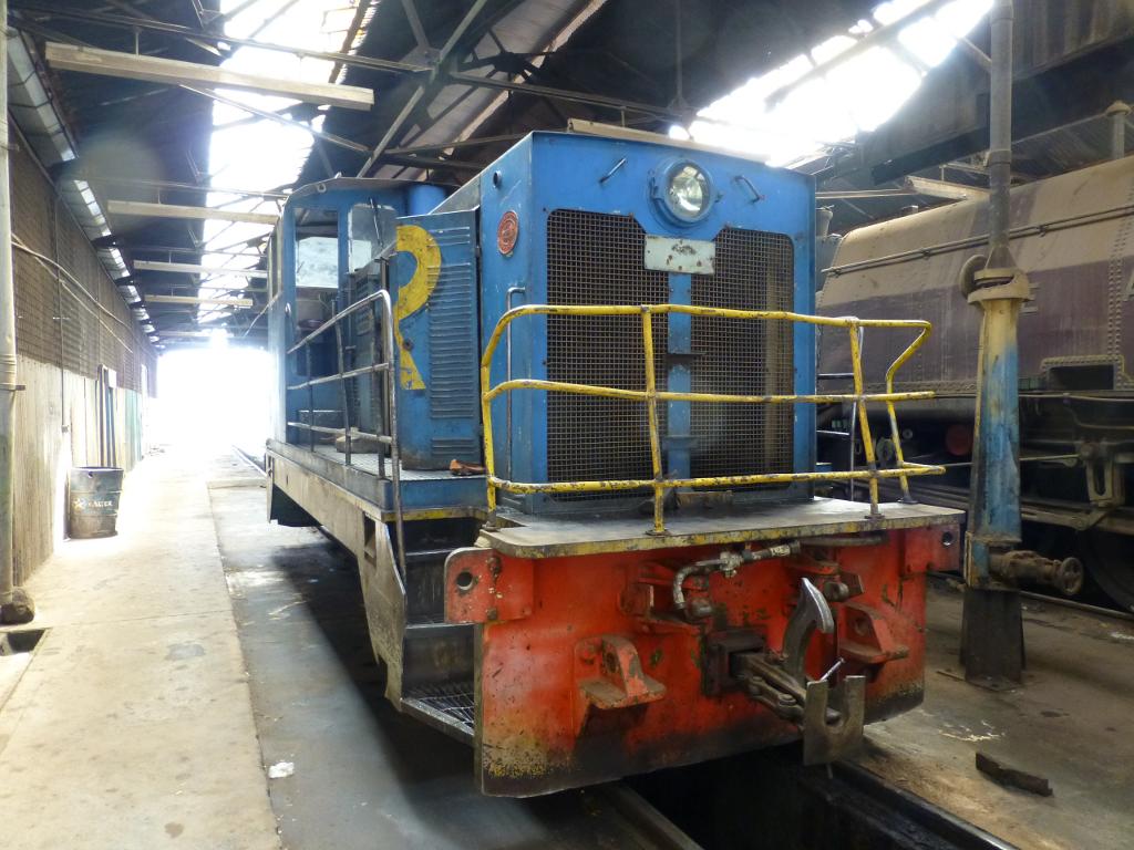 An unidentified Class 47 shares Shop 006 with the steam locos. It has no number at all on it, but it doesn't look like scrap as there are some new engine parts visible under the hood