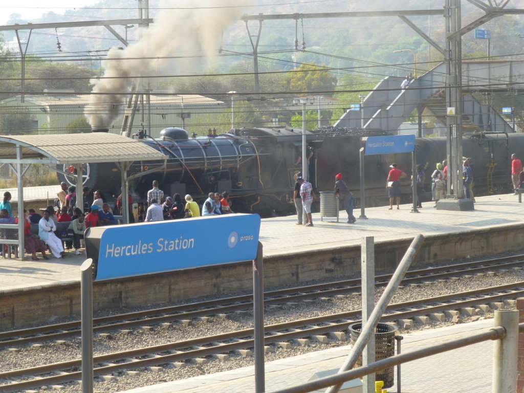 Having set back into Hercules Station, 1535 stands awaiting the signal to depart.