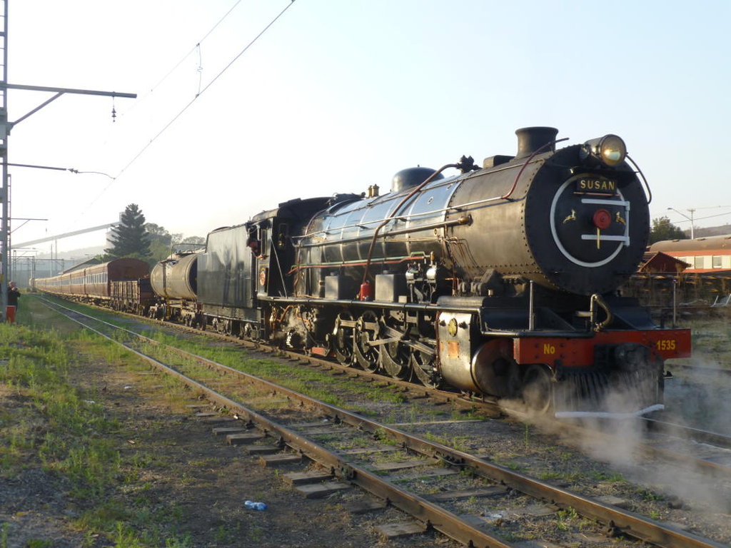 1535 couples onto the load in the platform in order to remove the DZ wagon and four coaches.