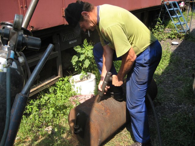 Les W cleans the vacuum reservoir<br /><br />Photo by John Ashworth 24/02/08
