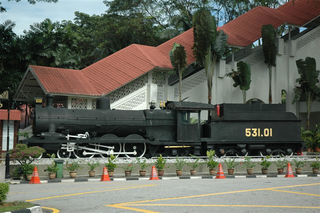 More side on view of the one loco at KL. Looks very much like 805 at Joburg station, does it not?