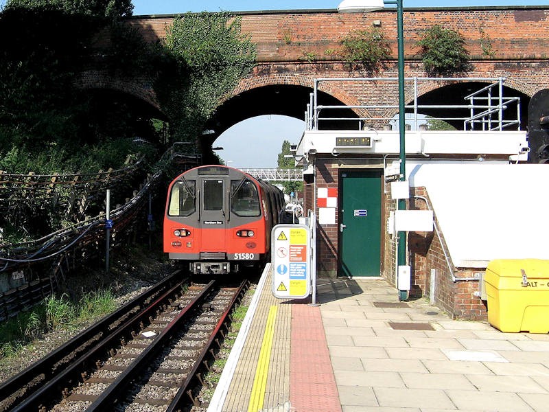 Coming in from Mill Hill East.<br />K R Wilson-Smith September 2008