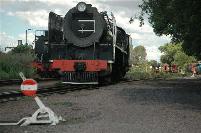 Backing down into our shed area, 3117 passes class 24 3664, as she rests on the pit. The 15F was trundling around for lubrication tests