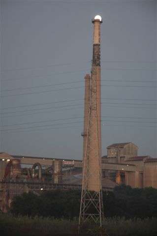 Whilst trundling down to Hercules in 15F 3117, we came across this unusual full moon position, looking like a lamp standard poised upon the PPC cement works chimney!