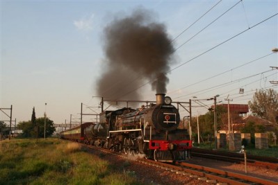 With the bit between her teeth, 2650 is ready to make up time as she storms out of Pienaarsrivier in the late evening, having turned on the triangle. C Janisch