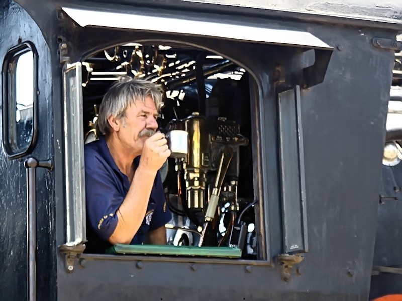 A bemused and patient driver waits......!<br />03/11/07 K R Wilson-Smith