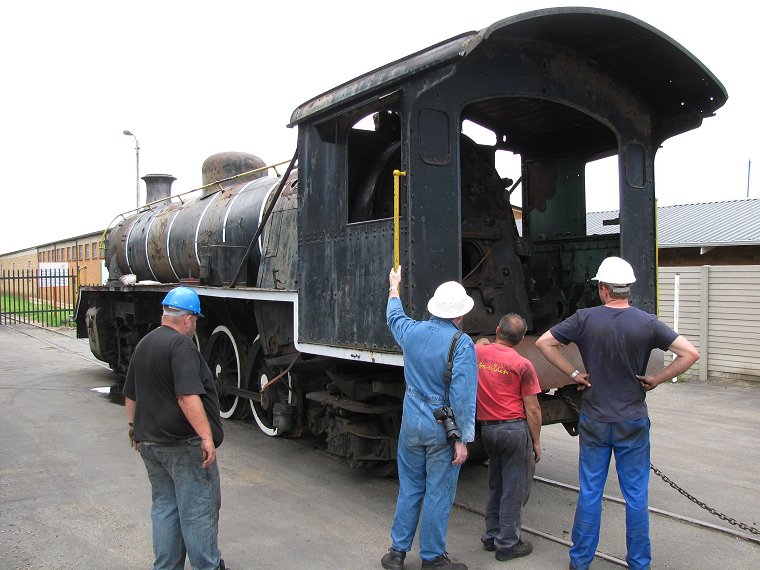 A bunch of Reefsteamers cast a critical eye over their new charge