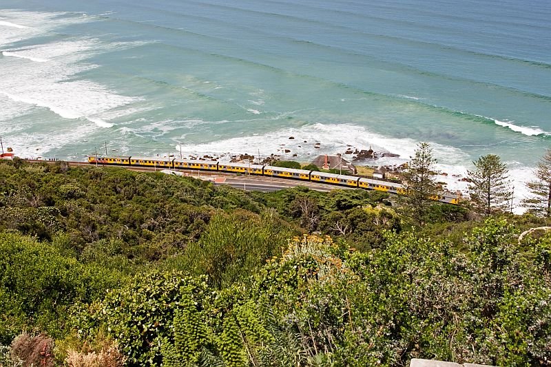 2009_IMG_1162 Ein Metro Zug auf der Fahrt nach Simons Town - NÃ¤he Muizenberg 2009-10-28.jpg